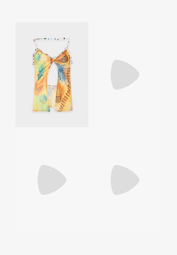 Haut à col halter à motif tie-dye avec découpe devant et bretelles perlées dans des tons bleus, jaunes, orange et rouges.; Jupe portefeuille vert clair avec lien sur le côté, ornée d’imprimés d’étoiles de mer roses, de fleurs d’hibiscus rouges, de plumerias blancs et du symbole yin-yang.; Sandale plate marron foncé avec des brides texturées, boucle à la cheville et design à bout ouvert sur un fond clair uni.; Pochette en tissu couleur crème avec superposition de dentelle florale et fermeture supérieure froncée sur fond clair uni.