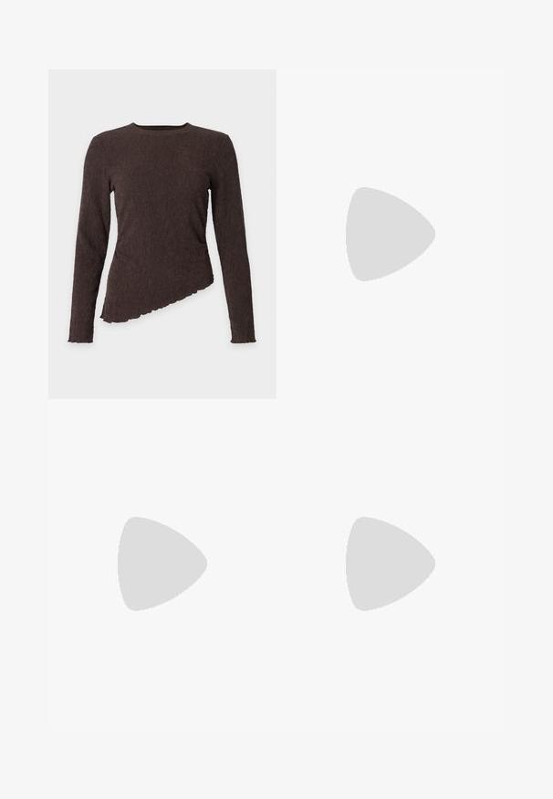 Donkerbruine geribde top met lange mouwen, ronde halslijn en asymmetrische zoom met gegolfde randen op een effen achtergrond.; Vero Moda Wide-leg VMTESSA High rise - Broek - chocolate torte; Bruine gepatineerde leren slingback pumps met een spitse neus, een dunne hak en een verstelbaar bandje met een kleine gesp.; Bruine lakleren handtas met een rechthoekige vorm, twee lange handvatten en subtiele gebogen accenten aan de voorkant.