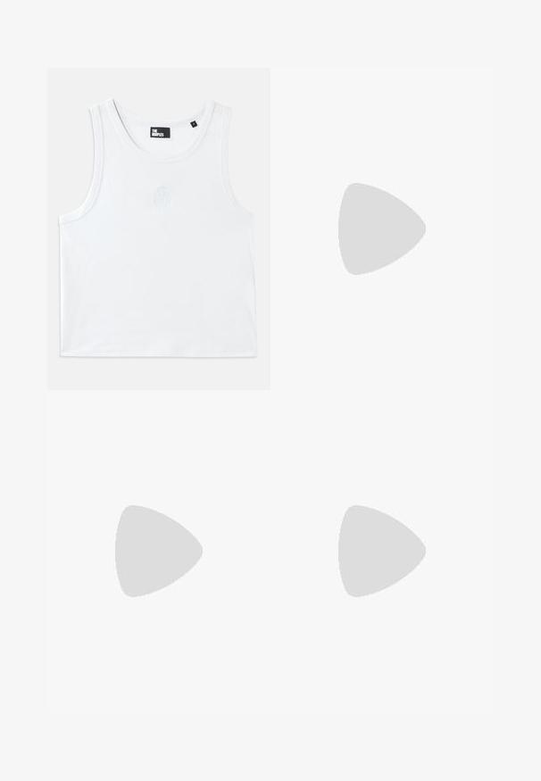 Witte tanktop van katoen, met een ronde halslijn, armsgaten en een klein reliëflogo aan de voorkant in het midden. Glad textuur.; Roze knielange rok van gladde stof, met een eenvoudig ontwerp, een verborgen tailleband en een kleine logo-accent aan de zoom.; Zwarte leren ballerina met een ronde neus, gladde textuur, minimale stikdetails en een flexibele zoolontwerp.; Zwarte leren schoudertas van Michael Kors met een bovenste rits, een diagonale voorzak met rits, een klepzak met drukknop en een zilverkleurig kettinkdetail.