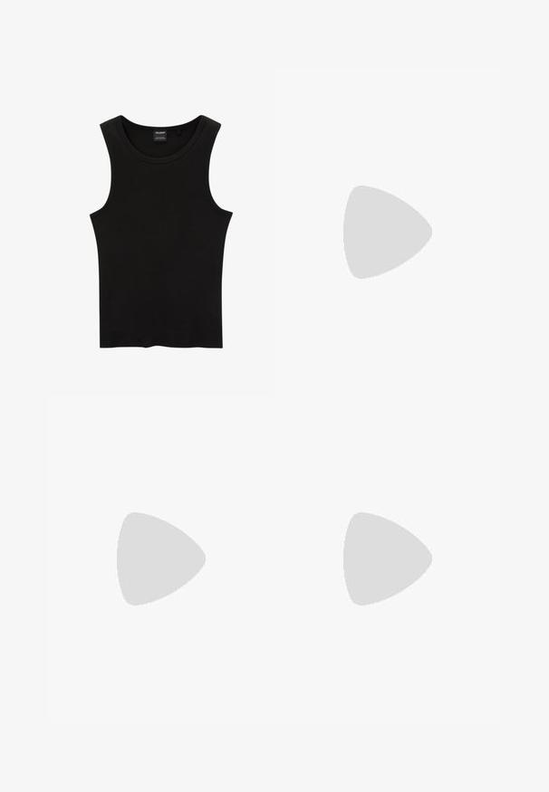 Čierny rebrovaný top bez rukávov s okrúhlym výstrihom a širokými otvormi na rukávy, vyrobený z mäkkej, elastickej látky. Značka: Pull&Bear.; Čierne tepláky s elastickým pásom, šnúrkou a bočnými vreckami. Vyrobené z mäkkej tkaniny s voľným strihom a zakončením na členkoch.; Čierna kožená sandála s prekríženými remienkami a logom stromu vznášajúca sa nad betónovým povrchom s rozmazanými schodmi v pozadí.; Slnko-žlté slnečné okuliare s geometrickým tvarom, tmavé šošovky, hrubé priehľadné rámy a vyrazené logo na ramenách.
