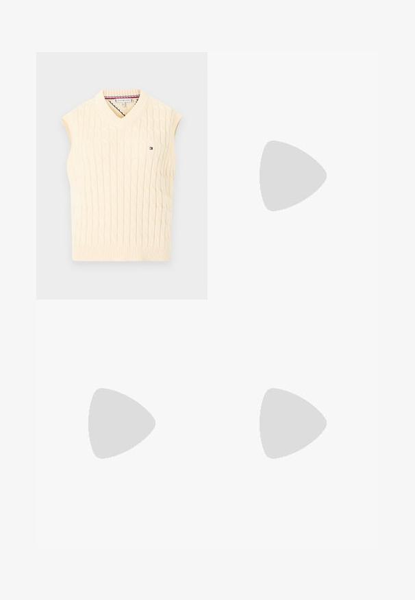 Cremefarvet ærmeløs kabelstrikket sweatervest med V-hals og lille Tommy Hilfiger logo på brystet.; Gul og lilla ternet nederdel med lige snit, der har en subtil plissering foran og et glat tekstureret stof.; Sorte læder loafers med rund tå, dekorativ sying og en lille gul accent på vampen. Flad gummisål, slankt design.; Beige mulepose med brune håndtag, lille guldlogo centreret under håndtagene og lynlås lukning øverst.