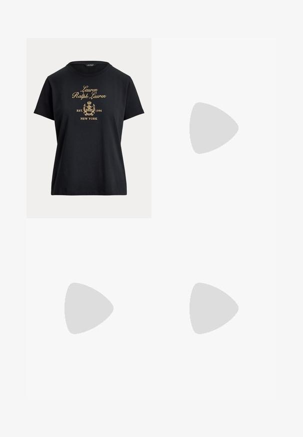 Must lühikeste varrukatega T-särk kuldse tikandiga tekstiga "Lauren Ralph Lauren", dekoratiivse vapiga ja "EST. 1996 NEW YORK" esiküljel.; Tumesinine põlveni ulatuv pliiatsseelik, millel on esimesel paremal küljel vertikaalne rida kaheksast kuldsest nupust.; Mustast seemisest kõrge kontsaga sandaal kitsaste pahkluu rihma ja kuldse pandlaga, avatud varbaga ja mõõduka kontsaga tavalise valge taustaga.; Mustmust nahk käekott ümmarguse kujuga, eemaldatava õlavööga ja kuldse luku sulgemisega esiküljel. Sile tekstuur.