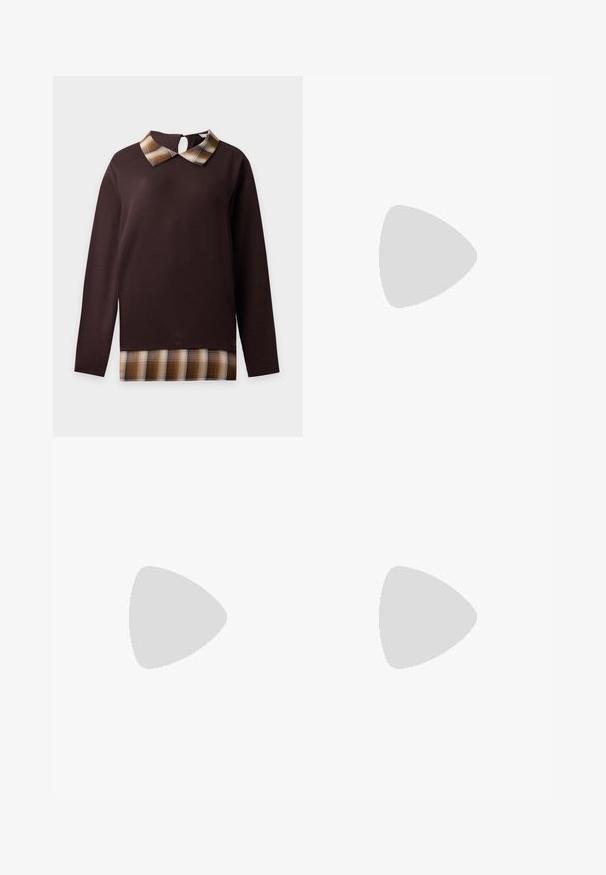 Donkerbruine top met lange mouwen met beige en bruine geruite kraag en zoomdetail, knoopsluiting met sleutelgat aan de achterkant van de halslijn.; Zwarte slim-fit spijkerbroek met vijf zakken en knoopsluiting, weergegeven op een witte achtergrond.; Zwarte enkellaars met blokhak zwevend boven een houten bank, groene grasachtergrond.; Even&Odd by Zalando Handtas - brown