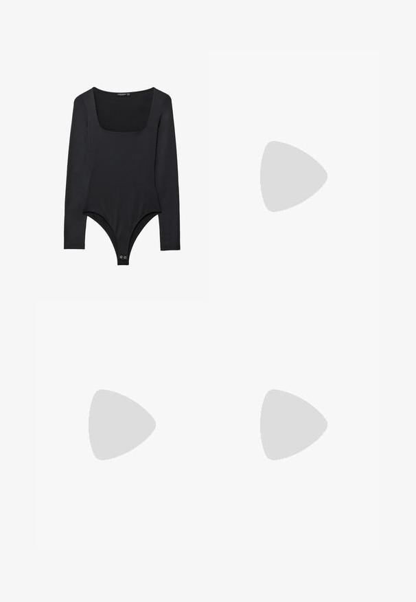 Zwart bodysuit met lange mouwen en een vierkante halslijn, gemaakt van gladde stof, met drukknoopsluiting aan de onderkant. Aansluitend ontwerp met mouwen die volledig bedekken.; Donkerblauwe denim jeans met een losse fit, lichte stiksels, vijf zakken en een knoopsluiting op de taille.; Bruine leren kniehoog laars met een ronde neus en een gestapelde hak. Heeft een gladde textuur en zijstiksel details.; Zwarte vierkante zonnebril met donker groene lenzen, uitgerust met gedurfde monturen en zilveren accenten aan de zijkanten. Gemaakt in Italië.
