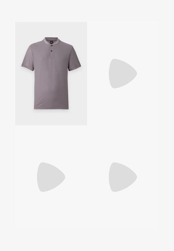 Polo gris à manches courtes avec deux boutons, poignets en côtes et détail de col rayé étiqueté "BOSS".; Pantalon gris foncé cintré avec fermeture par bouton, passants de ceinture, poches avant et coupe ajustée, sur fond blanc.; Bottines en cuir noir avec des panneaux élastiques sur les côtés et des semelles en caoutchouc texturé, associées à un jean en denim bleu retroussé.; Sac de voyage en cuir marron foncé avec doubles poignées, bandoulière réglable et petit logo triangulaire de la marque au centre avant.