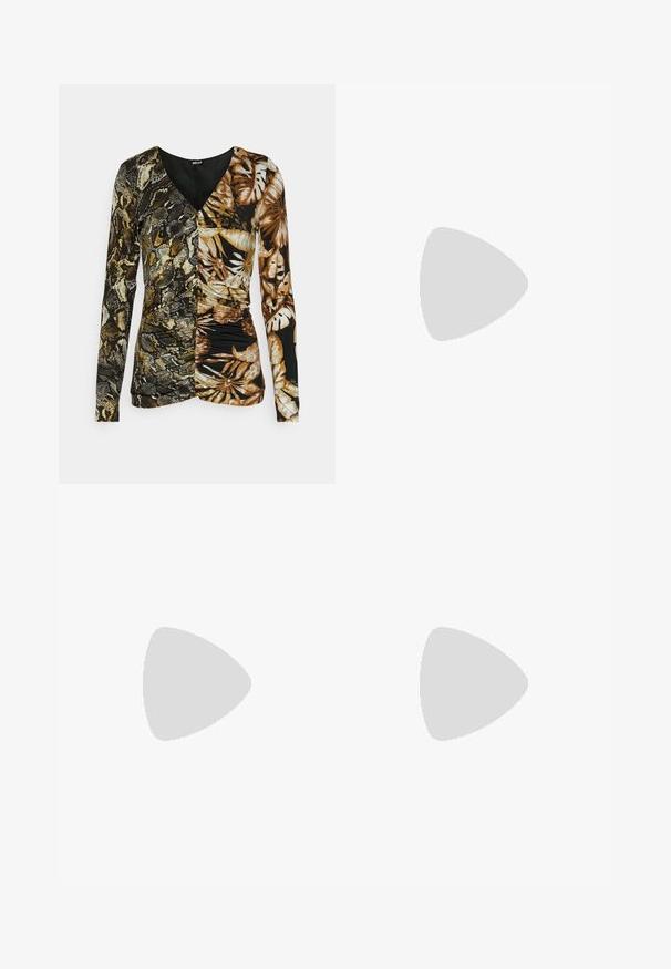 Just Cavalli SLIM  DOUBLE PRINT - Top s dlhým rukávom - honey mustard; Úzke čierne denimové nohavice s stredne vysokým pásom, klasickým päťvreckovým dizajnom a jemným vyblednutím na nohách.; Čierna sandále na vysokom podpätku s tenkými remienkami, prackou na členku a kovovým logom na bočnom remienku, na bielom pozadí.; Čierna polmesiacová kabelka s nariasenou rukoväťou a zipsom, lesklá zvrásnená textúra a logo "KARL LAGERFELD JEANS" na prednej strane.