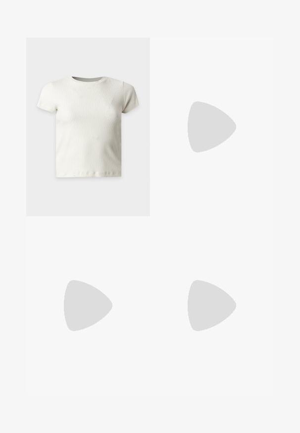 T-shirt blanc à manches courtes côtelé avec col rond, présenté de face sur un fond uni clair.; Une longue jupe en denim bleu clair avec une coupe droite. Comprend cinq poches, des passants de ceinture et un multiplicateur de boutons à l'avant. Texture décolorée sur toute la surface.; Chaussure plate en cuir noir à bout pointu avec talon bas et finition lisse, vue de côté sur un fond gris clair.; Petit sac à main blanc avec des taches marron, forme triangulaire arrondie, doublure intérieure noire et bandoulière courte réglable avec boucle argentée.