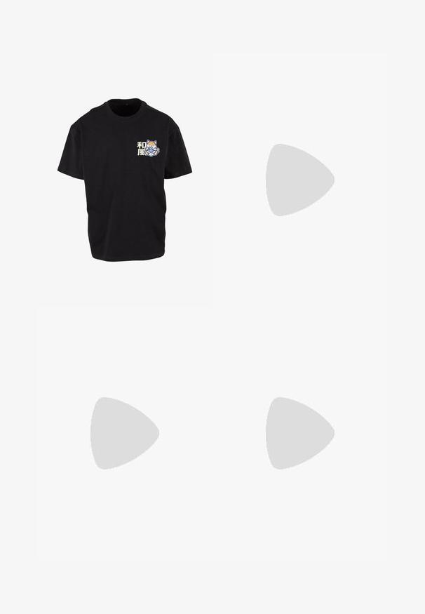 Schwarzes Baumwoll-T-Shirt mit einem zentralen Grafikdesign eines Fuchses, der ein Getränk hält, und mit hellen japanischen Schriftzeichen im Bereich der linken Brust.; Schwarze, locker sitzende Cargo-Hosen mit elastischem Bund und verstellbarem Kordelzug. Mit Reißverschlusstaschen und Bündchen an den Knöcheln.; Schwarze Leder-Chucksneaker mit dicker Gummisohle, schlankem Design und strukturierten Akzenten. Verfügt über Schnürsenkel und eine Zuglasche an der Ferse.; Schwarze Umhängetasche mit weißen elastischen Schnüren, silbernen Beschlägen und dem Aufdruck "KARL LAGERFELD JEANS" in Weiß auf der Vorderseite, mit breitem schwarzem Träger.