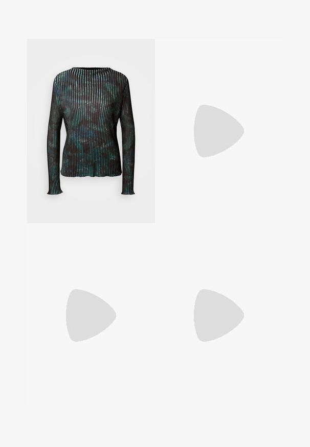 Marc Cain T-shirt à manches longues - dark jade green; Pantalons large en noir avec un tissu tissé lisse ; dotés d'une fermeture à bouton et d'un design plissé pour une silhouette structurée.; Bottine en cuir noir avec bout pointu et petit talon kitten sur fond clair, vue côté extérieur.; Sac à bandoulière en cuir noir de forme rectangulaire incurvée, avec une chaîne dorée tissée dans la bandoulière noire tressée et une fermeture éclair sur le dessus.