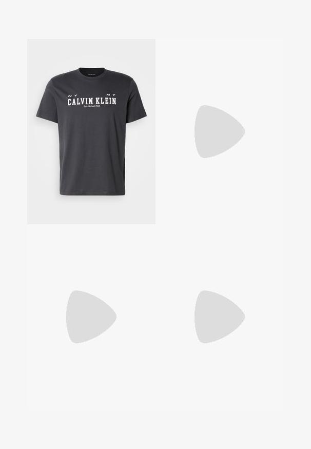 Sort bomulds t-shirt med rund halsudskæring, korte ærmer og fed hvid tekst, der siger "CALVIN KLEIN Established 1968" på forsiden.; Sorte cargo bukser lavet af stof, med elastisk talje, knaplukning og flere sidelommer med klapper.; Calvin Klein HYBRID CUP - Loafers - triple black; Sorte solbriller med rektangulære linser, mat finish, tykke stel og slanke arme med en subtil brandingdetalje.