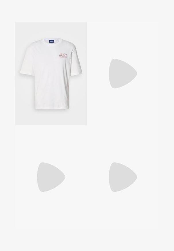 Άσπρο βαμβακερό t-shirt με κοντά μανίκια, στρογγυλή λαιμόκοψη και κόκκινο λογότυπο στην αριστερή πλευρά του στήθους. Ομαλή υφή.; Μπεζ παντελόνι φόρμας με ελαστική μέση και κορδόνι, πλαϊνές τσέπες, ριμπ μανσέτες και ένα μικρό κόκκινο ορθογώνιο λογότυπο στο μπούτσι.; Λευκό παπούτσι sneaker με λείο δερμάτινο φινίρισμα, στρογγυλή μύτη, τέσσερις τρυπούλες, διακριτές οπές και κόκκινη λεπτομέρεια λογότυπου στο πλάι.; Μεγάλη τσάντα τύπου duffel σε μαύρο και καφέ χρώμα, με μαύρες δερμάτινες λαβές και αποσπώμενο ιμάντα ώμου, ορθογώνιο σχήμα, με το λογότυπο BOSS στο μπροστινό μέρος.