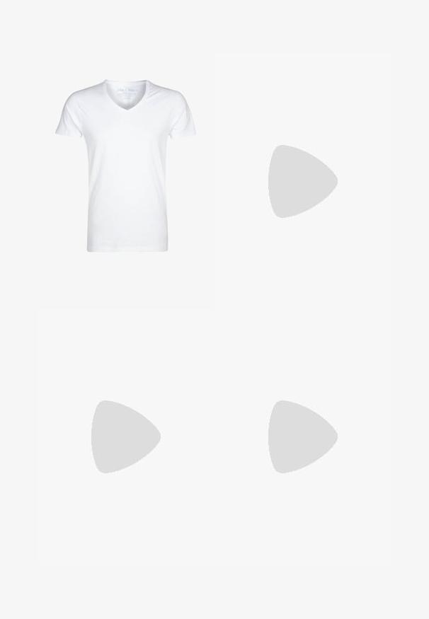 T-shirt blanc à col en V fabriqué en coton doux. Manches courtes, coupe décontractée et peu de coutures. Pas de motifs ni de graphiques.; Shorts en denim noir avec une coupe décontractée, un design à cinq poches et une fermeture à bouton. Le tissu a une texture lisse avec un léger dégradé.; Sandale noire à bout ouvert avec deux brides réglables avec boucle et une semelle texturée pour l’adhérence, présentée en profil.; Lunettes de soleil Ray-Ban avec des verres verts, monture en plastique noir et accents dorés sur les bords. Forme carrée avec une finition mate.