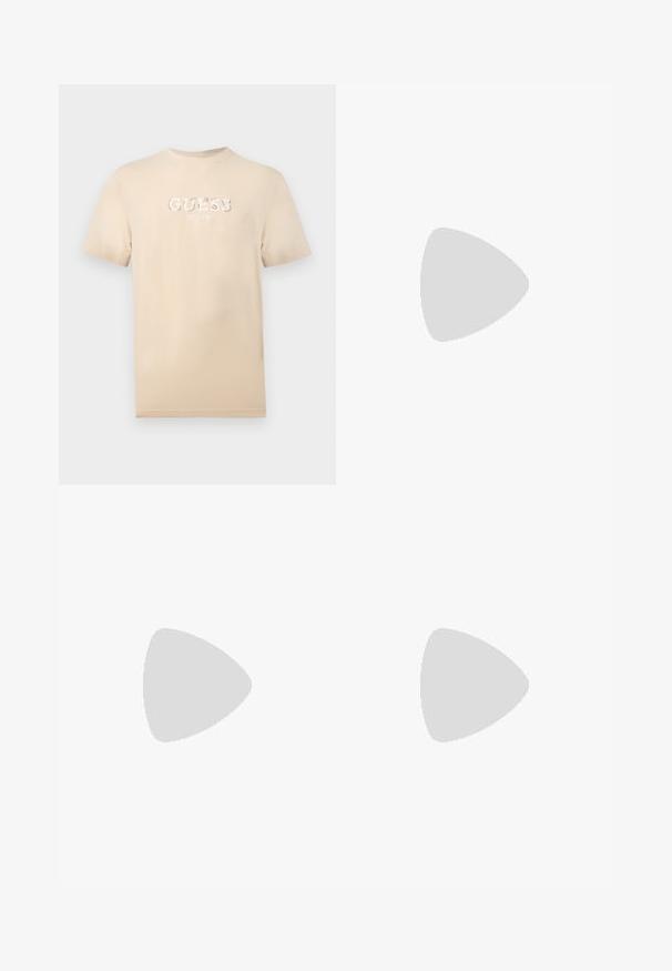 Beež lühikeste varrukatega T-särk, millel on valge "GUESS EST. 1981" logo skaalal rinna keskel, ühtlasel taustal.; Pehmed mustad püksid elastse vöökohtaga, sirge jala disainiga ja kahe küljetaskuga. Sisaldab peidetud õmbluse detaili.; Mustad vabaajajalatsid, mis on valmistatud siledast nahast ja seemisnahast, tekstuurse musta kummist tallaga ning peene triibulise detailiga.; Mustast lõuendist käekott kahe õlarihmaga ja esiküljel õrn reljeefne ringikujuline muster.