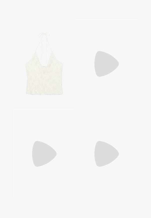 Hvid halter crop top med tynde stropper og subtile blomsterprint med palietter på stoffet.; Lysblå denimminiskørt med lige snit, fem lomme, og frontknaplukning med bæltestropper. Glat tekstur.; Beige klipklap-sandal med tekstureret sål og bronze metallic Y-formede remme på en ens hvid baggrund.; Håndtaske i cremefarvet tekstureret stof med top-håndtag og en lille bundet sløjfe-detalje midt foran.