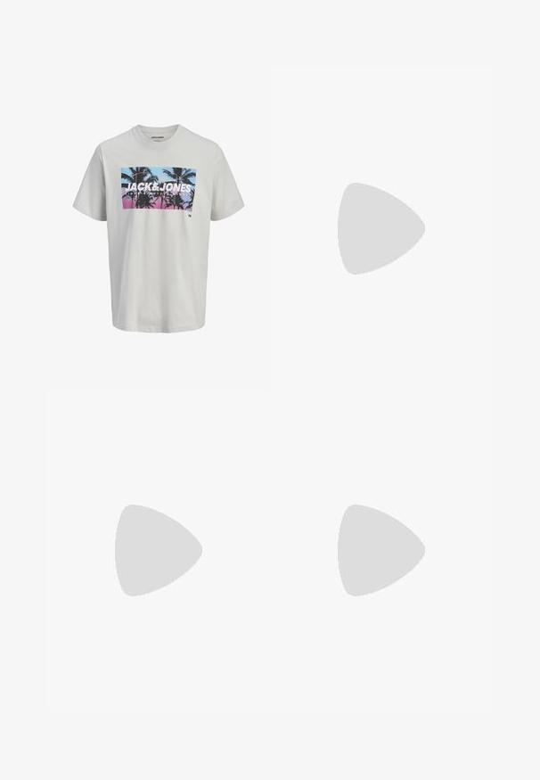 Wit T-shirt met korte mouwen met een frontprint van palmbomen in blauwe en roze zonsondergangskleuren, grote JACK & JONES tekst op de borst.; Lichtblauwe denim shorts met een losse pasvorm, vijf zakken en een traditionele knoopsluiting, met vervaagde vlekken voor een versleten uitstraling.; Witte sneaker met zwarte en grijze accenten, voorzien van een grijze neus met textuur, zwarte rubberen zool en platte witte veters. Schoon ontwerp, minimalistische stijl.; Duidelijke, oversized zonnebril met donkere lenzen, met een chunky rechthoekig montuur en getextureerde accents op de pootjes. Gemaakt van transparant plastic.