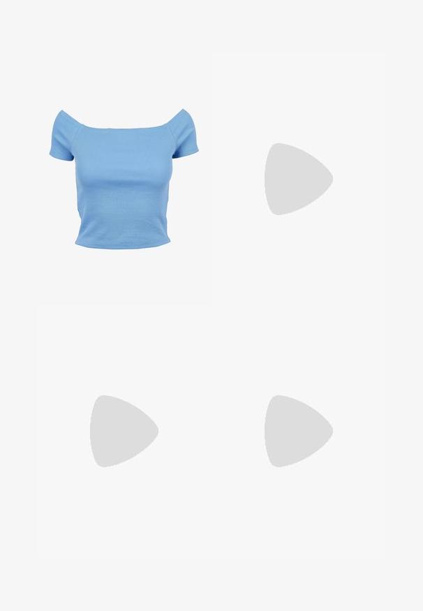 Top azul claro acanalado con escote de hombros descubiertos y mangas cortas, con un diseño ajustado y una textura suave. Sin patrones ni detalles visibles.; Pantalones cortos de algodón de color azul claro con un corte relajado, cinturilla elástica y cordón ajustable. Cuenta con una tela suave y texturizada y costuras laterales.; Sandalia plana negra de punta afilada con varias correas con hebillas y talón descubierto, situada sobre una superficie pavimentada y con un fondo de muro de azulejos.; Pequeña bolsa de cuero amarillo con forma de limón y detalle de hoja verde sobre un fondo claro.