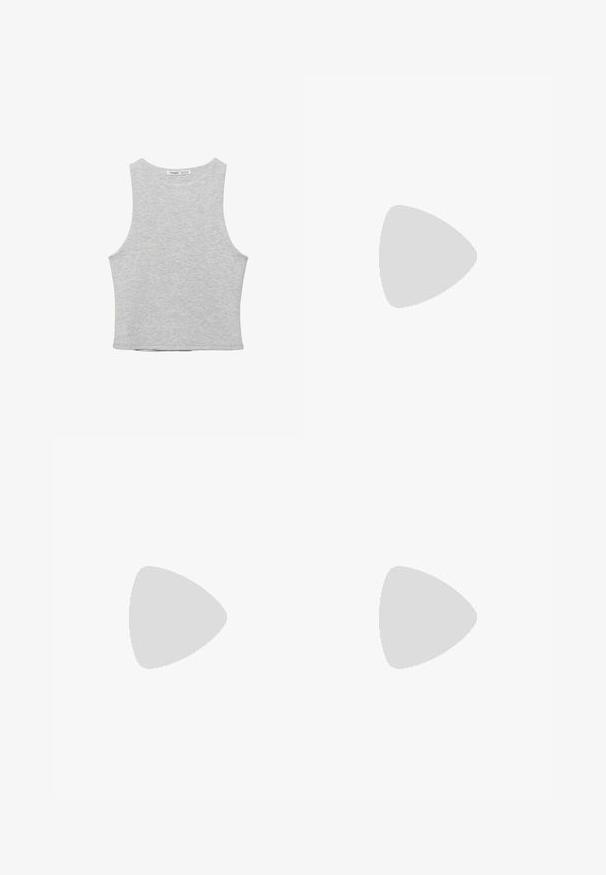 Débardeur court gris clair sans manches avec un col rond et une étiquette de marque visible au niveau du col arrière.; Jeans flare en denim gris avec une finition délavée, dotés d'une fermeture à bouton, de cinq poches et de coutures le long de la taille et de l'ourlet.; Sandale à talon blanche de style tongs avec un talon fin de hauteur moyenne et quatre gros clous ronds noirs sur la bride.; Petit sac à main noir brillant avec deux longues anses et des détails à cordon sur les côtés sur un fond clair uni.