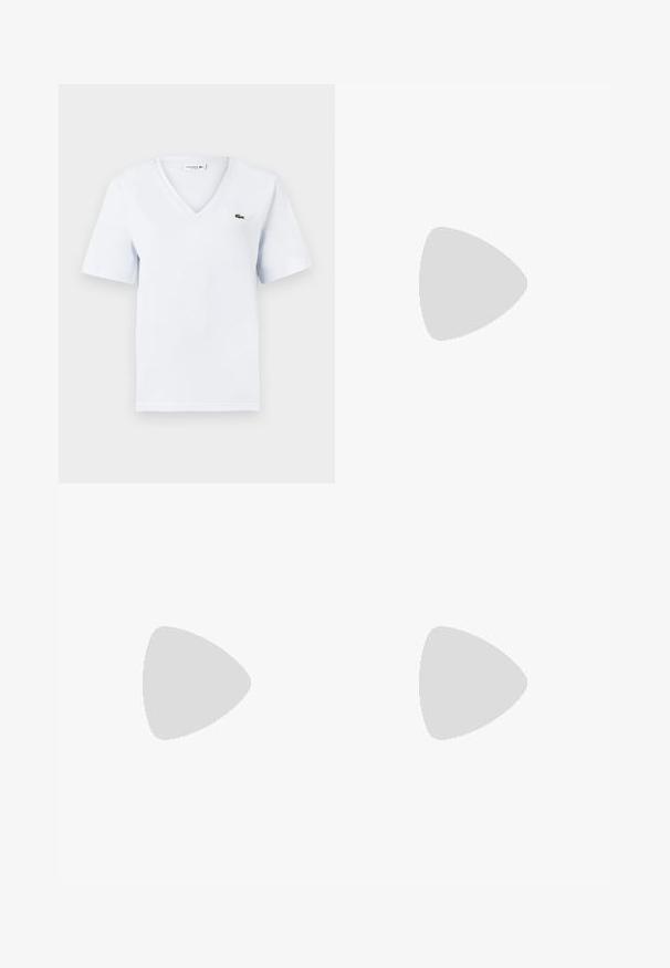Lys blå bomulds T-shirt med korte ærmer, V-udskæring og et lille grønt Lacoste krokodillelogo på venstre bryst. Blød tekstur.; Sort plisseret midi-nederdel med ribbet talje, der har tekstureret stof, sidelæg og lodrette linjer gennem hele designet.; Sorte patentlæder højhælede sandaler med dobbelte ankelremme og guldspænder, åben tå og slank taperet hæl på neutral baggrund.; Sort læderhåndtaske med rektangulær form, flad bund, to skulderremme og en lille logodetalje foran. Glat tekstur.