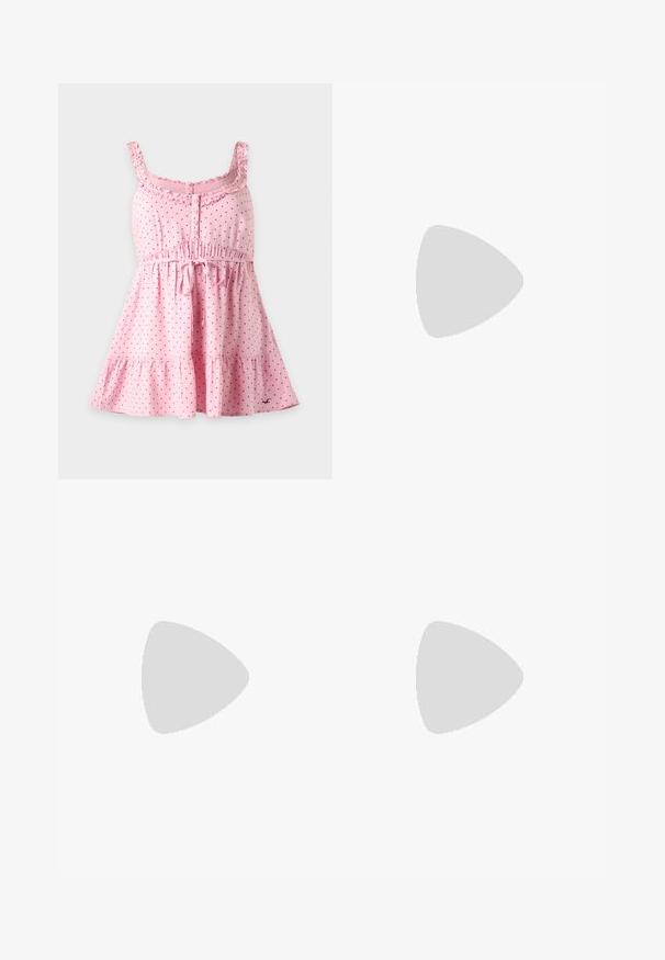 Lyserød ærmeløs kjole med tynde stropper, små mørke polkaprikker, knapper foran, bånd i taljen, flæset udskæring og flæset kant.; Denim nederdel i lyseblå, med et omslag-design, en enkelt knaplukning og en syet kant. Glat tekstur uden mønstre.; Sorte balletflade sko i laklæder med rundet tå, snørelukning og flad sål. Glat tekstur med få detaljer.; Hvid fletlæderhåndtaske med afrundet håndtag og ender på remmen, der er knyttet, vist mod en ensfarvet baggrund.