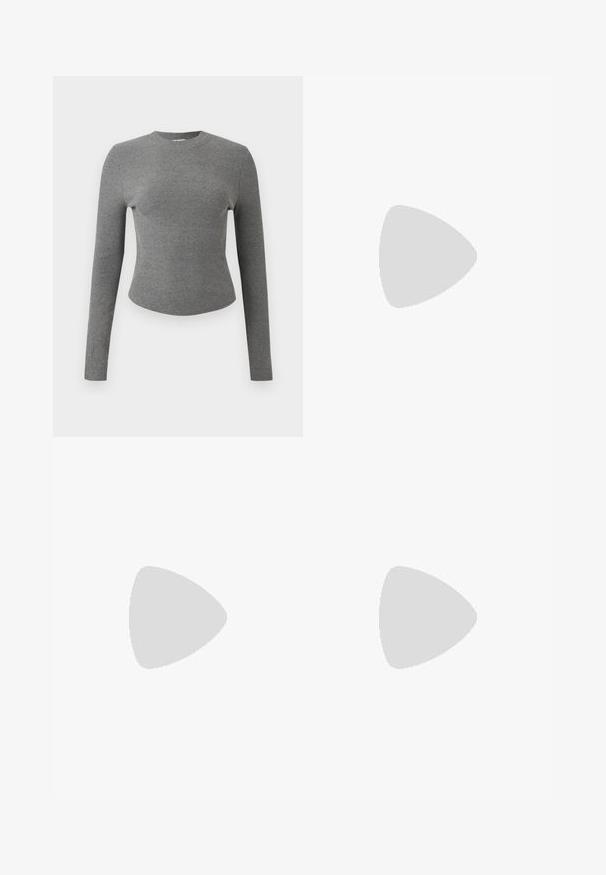 Langärmeliger, figurbetonter grauer gerippter Strickpullover mit rundem Ausschnitt und leicht geschwungenem Saum, dargestellt auf einem schlichten hellen Hintergrund.; Blaue Denim-Skinny-Jeans mit glatter Textur, mittelhohem Bund, fünf Taschen und leichter Ausbleichung an den Oberschenkeln. Mit Metallknopf und Reißverschluss.; Schwarzer Lederloafer mit einem Obermaterial im Mokassinstil, strukturiertem Fransen-Detail und einer dicken schwarzen Gummisohle. Glatte Oberfläche, abgerundete Spitze.; Grüne Leder-Tasche mit schwarzem MCM-Logo-Muster, zwei Schulterriemen und einem kleinen silbernen quadratischen Metallemblem vorne in der Mitte.