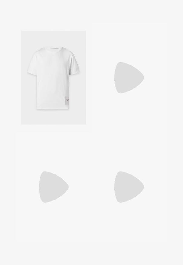 Plain hvid t-shirt med korte ærmer, rund halsudskæring og et lille rektangulært mærke med brandtekst nær bunden på højre side.; Mørkeblå denim jeans med slim fit, struktureret design, fem-lommes stil og let falmning langs benene og sømmene.; Hvid lavtop-sneaker med gråt hælflig, hvide snørebånd og tekstureret sål, vist på en ensfarvet lys baggrund.; Mørkebrun textured læder crossbody taske med justerbar rem og lille dekorativ blå accent på siden.