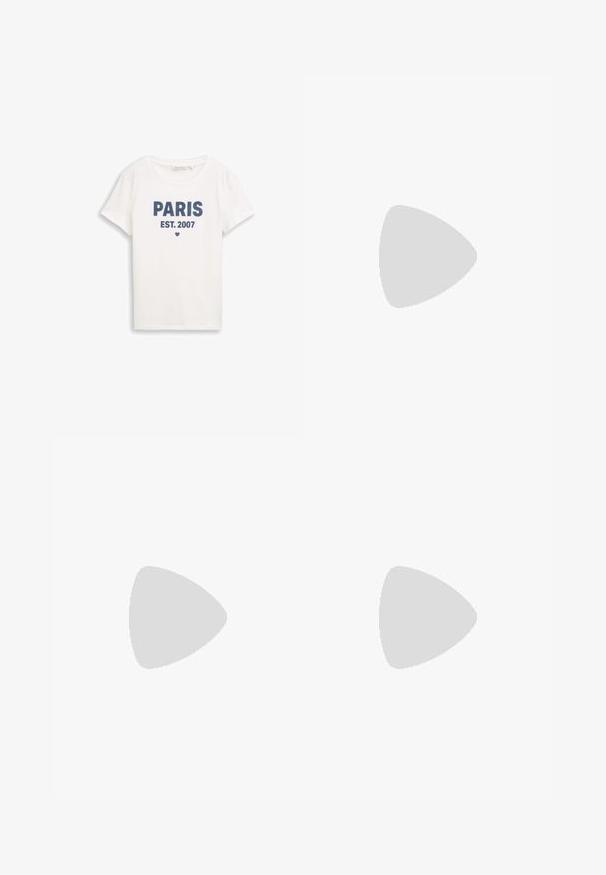 Hvid kortærmet T-shirt med rund hals og mørkeblå tekst "PARIS EST. 2007" samt et lille hjerte under teksten.; Bordeaux farvet faux læder blyantskirt med slidser i siden, glat tekstur og sømdetaljer, der har en tætsiddende silhuet og knælangt design.; Bordeaux laklæder Mary Jane-flad med udskæringsdesign og en guldbeklædt spænde på remmen, med en lav sort sål.; Beige lærredstaske med to håndtag og en scrunchie med sløjfe fastgjort til det ene håndtag, sat mod en ensfarvet baggrund.