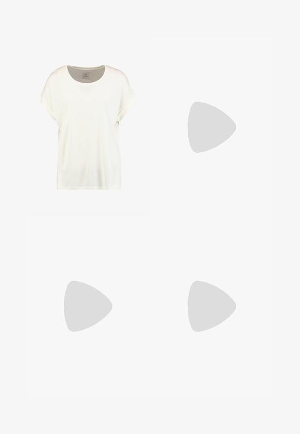 Effen wit T-shirt met korte mouwen, ronde hals, omgeslagen mouwboorden en een klein stoffen label aan de binnenkant van de hals met de tekst "Culture."; Zwarte katoenen broek, ontworpen met een rechte snit. Beschikt over vijf zakken en een sluiting met een knoop aan de voorkant. Soepele textuur, minimale stikdetails.; Witte lage canvas sneaker met witte veters, zwarte strepen op de zool en een rubberen, getextureerde neuskap, zijaanzicht op een witte achtergrond.; Zilveren creolen met een slank, langwerpig ontwerp. Gemaakt van gepolijst metaal, met een gladde textuur en minimalistische stijl.