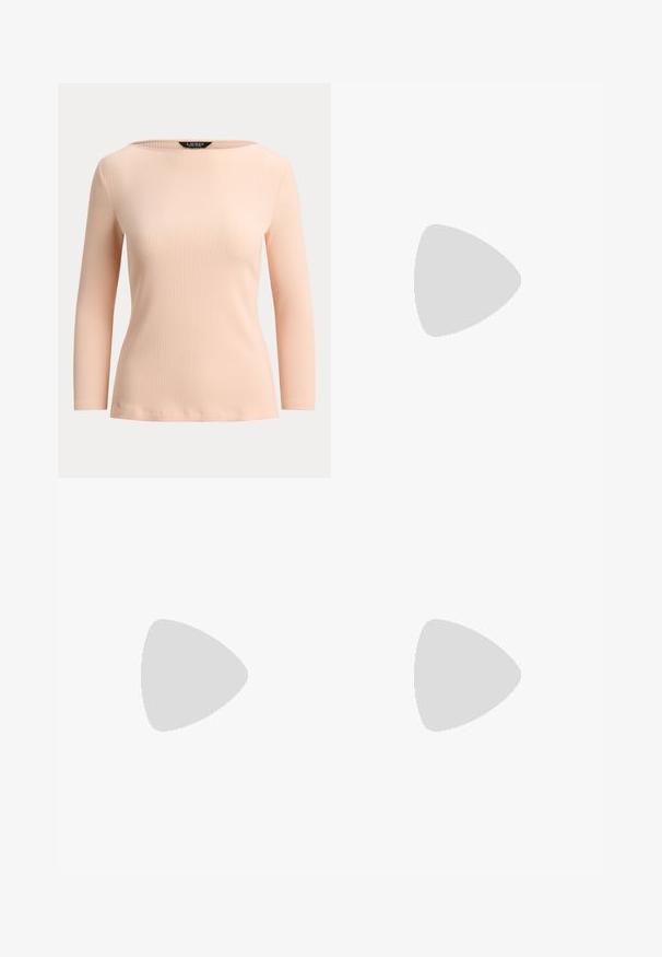 Langærmet, let ferskenfarvet ribbet top med bådhalsudskæring og tætsiddende silhuet, vist på en ensfarvet baggrund.; Højtsiddende flared jeans i medium blå denim, med et klassisk femlommers design og kontraststing. Kanterne er rå.; Sorte læder slide sandaler med blokhæl og åben tå samt præget logo detaljer. Glat overflade med en strømlinet design for stabilitet.; Gennemsigtige studs med en central hvid perle, sat i en cirkulær, klar baggrund. Glat tekstur, rund form.