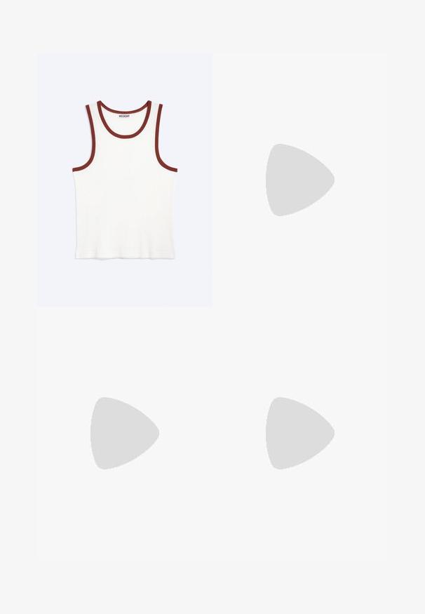 Hvid ærmeløs tanktop med brun kant ved halsudskæring og ærmegab, mærket "Weekday" på indersiden af kraven.; ONLY ONLWAUW MID WAIST - Jeans Slim Fit - dark blue denim; Hvide sneakers med sorte accenter og Velcro-stropper. Har en struktureret læderoverdel, en cremet gummisål og et logo på hælen.; Sort læder crossbody-taske med lynlåslomme foran og justerbar stofrem, mærket med "BOSS" logo foran.
