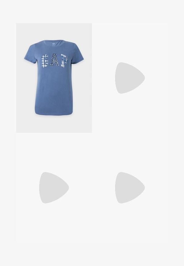 Blaues T-Shirt mit kurzen Ärmeln und "GAP" in großen Buchstaben über der Brust, wobei jeder Buchstabe ein anderes blau-weißes Muster zeigt.; Dunkelblaues, weites Jeanspaar mit hoher Taille, das über fünf Taschen, kontrastierende Nähte und einen rohen Saum am unteren Ende verfügt.; Schwarze Lackleder-Slingback-Schuhe mit spitz zulaufender Zehenpartie, niedrigem Blockabsatz und Ausschnitt-Design an den Seiten. Glatte Textur und schlichte Linien.; Schwarze plissierte Handtasche aus synthetischem Leder, mit einem gebogenen Griff und einem Reißverschlussverschluss oben. Glatte Textur mit strukturiertem Design.