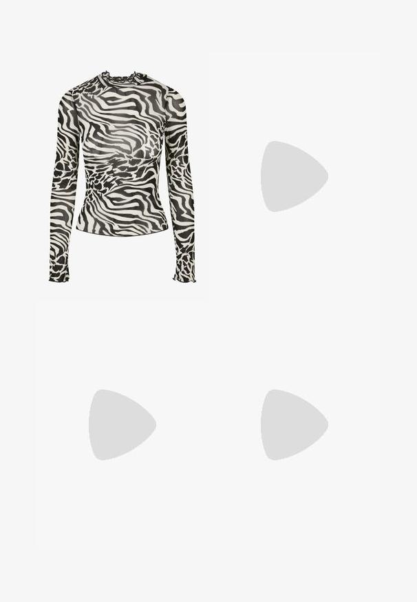 Langærmet top med høj hals, prydet med et sort-hvidt zebra-print design på gennemsigtigt stof. Flæse-accenter ved halsudskæringen og manchetterne.; Bredde sorte bukser lavet af et blødt stof, med frontfolder og høj talje, som sikrer en svævende silhuet.; Sort gummiflip-flop sandal med tekstureret fodseng og tynde Y-formede remme på en ensartet hvid baggrund.; Sølvøreringe med en glat, afrundet design og en blank finish. Har en enkel hængselåbning for nem påføring.