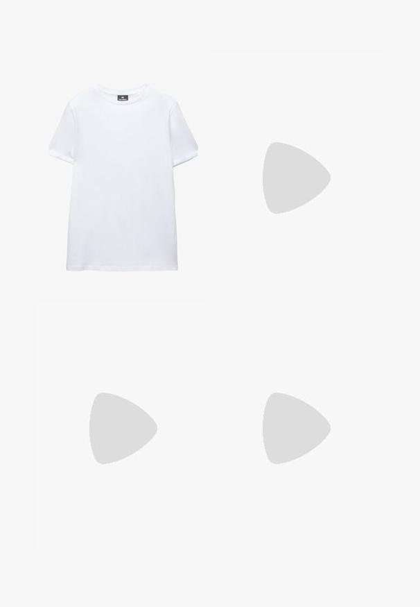 Jednoduché biele tričko s krátkym rukávom a okrúhlym výstrihom, s čiernou nášivkou Pull&Bear vo vnútri goliera, zobrazené na bielom pozadí.; Čierne denimové nohavice vo voľnom strihu. Obsahujú päť vreciek, kovové zapínanie na gombík a kontrastné stehy. Hladká textúra, minimalistický dizajn.; Čierna kožená mokasína s robustnou gumovou podrážkou a klasickým pásikom na penny, zobrazená z vonkajšej strany.; Čierne obdĺžnikové slnečné okuliare s modrými zrkadlovými sklami. Majú matný povrch a logo Ray-Ban na spánkoch.