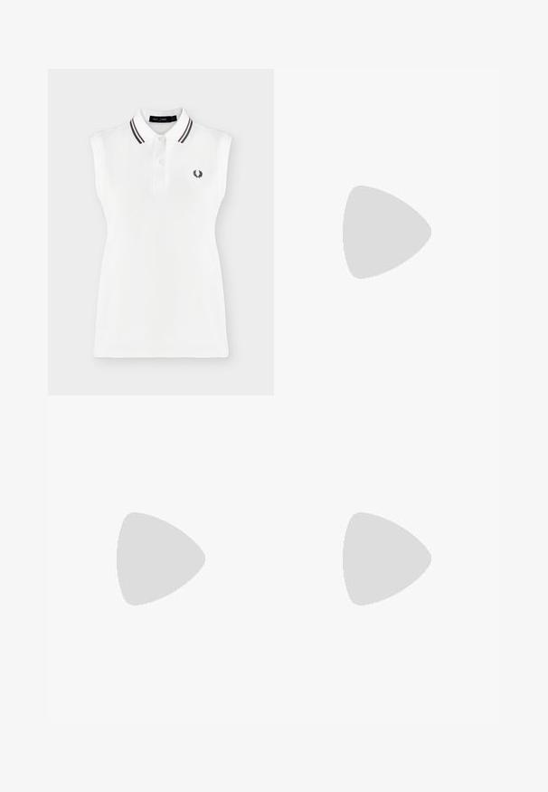 Mouwloze witte polo met twee knopen, geribde kraag met zwarte en rode strepen, en klein lauwerkranslogo op de borst.; Lichtbeige denim shorts met een relaxte fit, riemlussen, voorzakken en een trekkoordfunctie in de taille. Gladde textuur.; Rode platte schoen met geweven textuur en een kleine verstelbare band over de bovenkant, getoond in zijaanzicht op een witte achtergrond.; Bruine suède schoudertas met een gebogen vorm, voorzien van een enkele strap en goudkleurige hardware. Textuur oppervlak met een ritssluiting.
