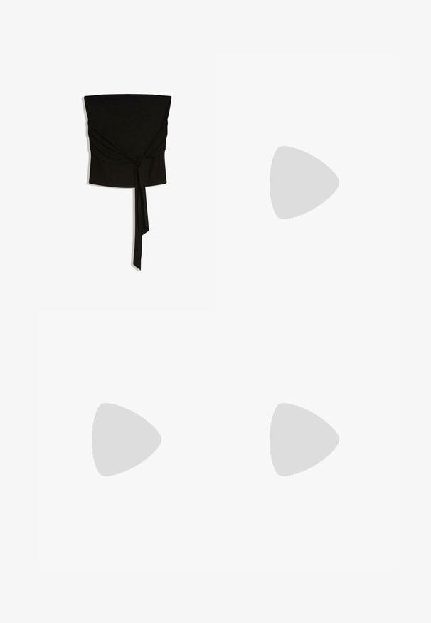 Schwarzes trägerloses Crop-Top mit einem Knoten vorne und langen Bindebändern, die in der Mitte herabhängen.; Schwarze Hose aus glattem Stoff, mit geradem Bein, Gürtelschlaufen und zwei Vorder Taschen. Maßgeschneidertes Design mit klaren Linien.; Schwarze Leder-Slipper mit Quasten und Kettendetail, ausgestattet mit einer dicken schwarzen Sohle und geflochtenem Rand. Glatte Textur.; Schwarze Handtasche mit einer strukturierten, goldfarbenen, stachelartigen Verzierung. Verfügt über einen groben schwarzen Kettenhenkel und eine weiche, anschmiegsame Form.