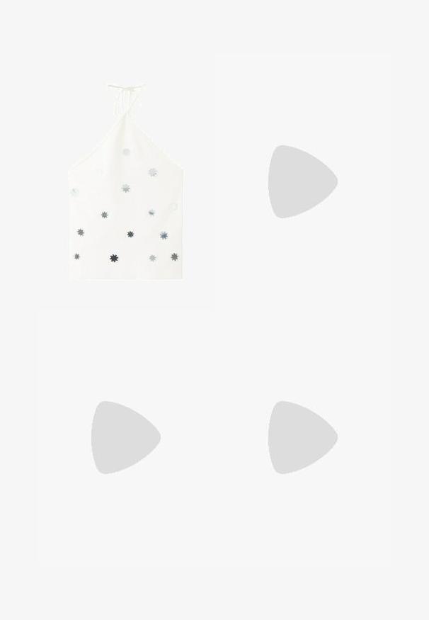 Haut blanc à col licou avec des paillettes circulaires argentées éparpillées sur le devant et de fines bretelles nouées autour du cou.; Jean blanc à jambes larges, avec une fermeture à boutons et cinq poches, confectionné dans un denim à la texture lisse, arborant un design classique.; Mule beige à bout ouvert avec une large bride avant et un talon bloc de hauteur moyenne, vue de profil sur fond blanc.; Pochette en cuir grainé couleur crème avec bandoulière chaîne en or et large fermoir doré en forme de lettre C au centre avant.