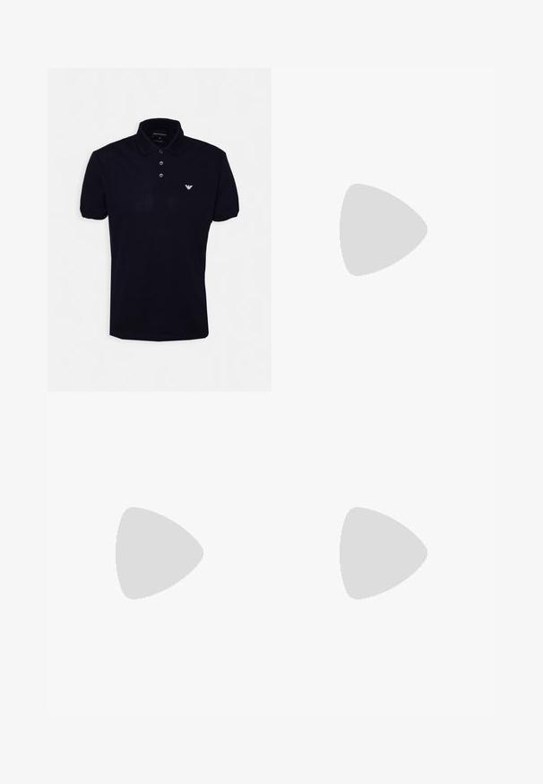 Marineblauw polo shirt van katoenmix, met een kraag, een drieknops sluiting en een geborduurd logo op de linkerkant van de borst.; Donkerblauwe linnen shorts met een elastische tailleband en een verstelbaar koord. Voorzien van zijzakken en een relaxte pasvorm.; Witte lage sneaker met grijze hielpatch, witte veters en een gestructureerde zool, gepresenteerd op een effen lichte achtergrond.; Donkerbruine leren schoudertas met verstelbare riem, voorklep en klein Coach-logo gecentreerd op het voorpaneel.