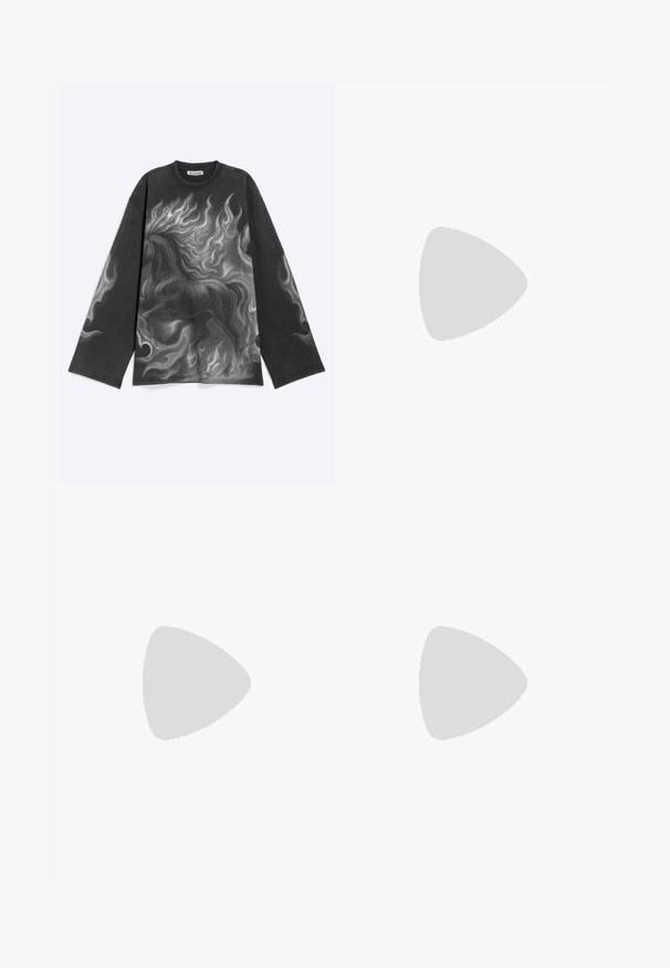 Chemise noire à manches longues avec des flammes grises détaillées et un motif de cheval cabré sur le devant ainsi que des accents de flammes sur les manches.; Jean à jambes larges avec motif tacheté noir et blanc de style vache, bouton à l'avant, fermeture éclair et design à cinq poches.; Chaussure de running Nike noire et argent flottant au-dessus de marches en béton, montrant un design détaillé et une semelle texturée en extérieur.; Lunettes de soleil noires avec un design enveloppant, verres teintés foncés, accents brillants en forme d'étoile et plaquettes de nez ajustables.