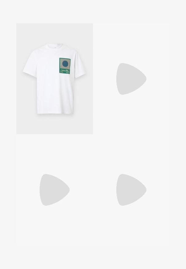 T-shirt en coton blanc à manches courtes, avec un motif graphique vert et bleu sur la poche, comprenant des rayures et un motif circulaire.; Jean en denim bleu foncé avec une coupe droite, doté d'une fermeture par bouton et de surpiqûres blanches contrastantes sur les poches et les coutures.; Une chaussure mocassin en cuir marron foncé flottant au-dessus d'un tapis crème avec une table ronde orange en arrière-plan.; Sac fourre-tout en toile bleue avec une poche zippée à l'avant, des doubles bretelles et une forme rectangulaire. Dispose d'une étiquette de marque discrète.