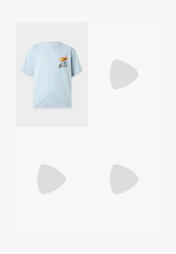 T-shirt bleu clair avec un petit motif de personnes filmant près d'une voiture jaune sur la partie supérieure gauche de la poitrine.; Pantalon en denim noir avec une coupe droite, présentant une taille haute, des poches frontales et des garnitures en métal argenté au niveau de la ceinture.; Loafer avec des panneaux en suède beige, rose clair et marron, accent en boucle en métal doré et semelle épaisse en caoutchouc noir avec un motif de crans.; Sac bandoulière en cuir marron foncé texturé avec une sangle réglable et un petit accent décoratif bleu sur le côté.