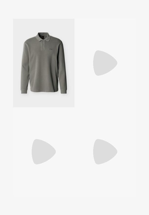 Polo de manga larga gris con dos botones y textura acanalada, con pequeño logo "BOSS" bordado en el pecho izquierdo.; Pantalones verdes de tejido texturizado, con corte slim, piernas rectas y cierre de botón en la parte delantera. Adecuados para un uso casual o formal.; Zapato de vestir negro de cuero brillante con tacón bajo, cierre de cordones y puntera redonda, mostrado de lado sobre un fondo claro y liso.; Cinturón de cuero negro enrollado con una hebilla rectangular negra mate y un logotipo en relieve discreto sobre un fondo blanco.