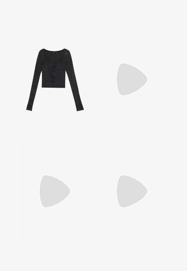 Sort ribbet langærmet cropped top med en scoop halsudskæring, knaplukning foran og tekstureret stof. Har subtile lodrette striber.; Grå denim flared jeans med en afdæmpet finish, der har en knaplukning, fem lommer og syet detaljering langs taljebåndet og kanten.; Sort lædersneaker med hvide striber og sål, snøret, svævende over en rosa betonoverflade med en grå stenvæg i baggrunden.; Mørkebrun læderhåndtaske med dobbelte håndtag, forreste lynlåslomme, dekorative spænder og sideknuder på hvid baggrund.