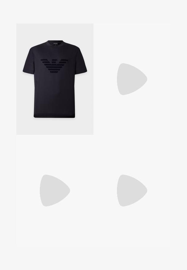 T-shirt noir à manches courtes col rond avec un grand logo d'aigle en relief composé de petits motifs sur la poitrine.; Pantalons de jogging noirs en tissu doux avec une taille élastique et un cordon de serrage. Présente des jambes fuselées avec des poignets côtelés.; Baskets en cuir beige avec des rayures noires et blanches, bout rond, semelle en caoutchouc plate, et détail logo sur le côté et le talon.; Sac bandoulière noir texturé avec une fermeture à rabat et un petit logo en métal sur le devant, présenté sur un fond uni.