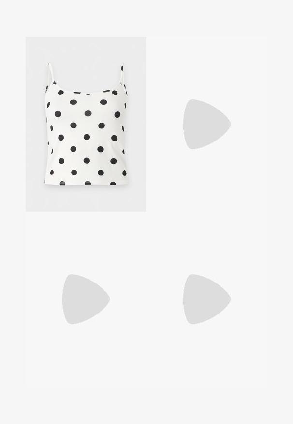 Λευκό crop top με λεπτές τιράντες και ομοιόμορφα κατανεμημένες μαύρες πουά.; Ανοιχτό μπλε τζιν σορτς με μπροστινό κουμπί και φερμουάρ, θηλιές για ζώνη και πλαϊνές τσέπες, εμφανίζεται σε απλό φόντο.; Μαύρο σχέδιο σαγιονάρας από λείο δέρμα, με λεπτό σχέδιο ιμάντα και επίπεδη σόλα με μίνιμαλ προφίλ. Χωρίς αξιοσημείωτα σχέδια ή αξεσουάρ.; Μαύρη τσάντα από faux δέρμα με υφή κροκοδείλου, κλειστή στο επάνω μέρος και με ρυτιδωμένο λουρί. Φαίνεται μαλακή και συμπαγής στο σχέδιο.