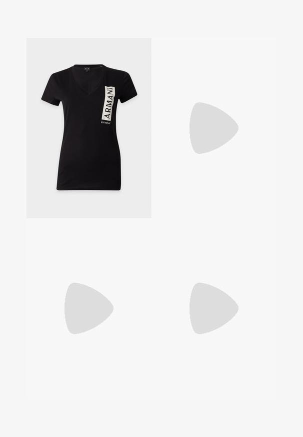 Čierne tričko s krátkym rukávom a výstrihom do V s vertikálnym krémovým obdĺžnikom na ľavom hrudníku s textom "ARMANI EXCHANGE".; Čierne rovnobežné džínsy z denimu s jemným vyblednutím, piatimi vreckami a zapínaním na gombík. Hladká textúra s minimálnymi švovými detailmi.; Čierna lodička na vysokom podpätku s ostrou špičkou, úzkym podpätkom a hladkým matným povrchom, zobrazená z profilu na bielom pozadí.; Čierna kožená kabelka v tvare polmesiaca s nastaviteľným remienkom a malým bielym logom vpredu na svetlom pozadí.