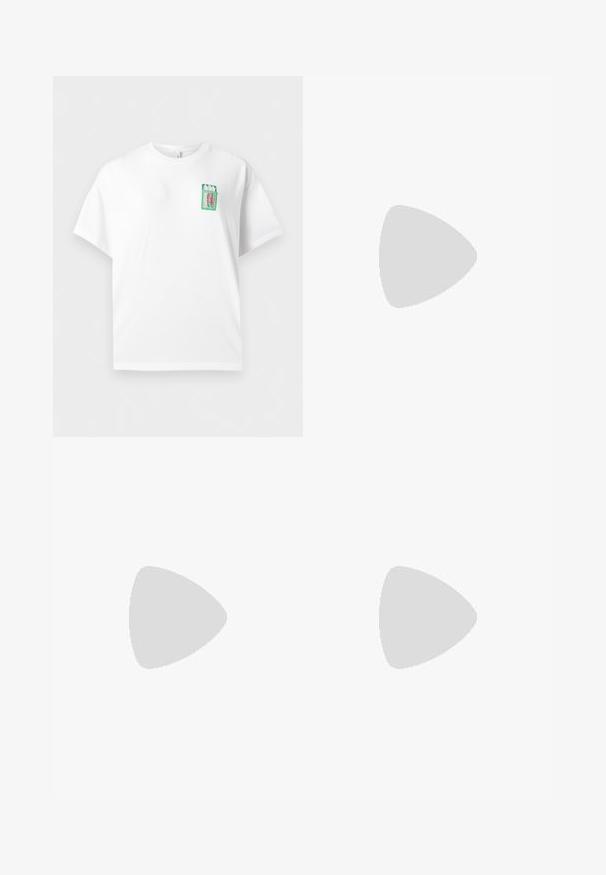 Camiseta blanca de manga corta con un pequeño parche verde que muestra una lata de sardinas abierta, sardinas rosas y la palabra "SARDINE" en la parte superior del pecho.; Jeans de mezclilla oscura de pierna ancha con cintura alta, con detalles de costura visibles en dorado contrastante y bolsillos delanteros y traseros. Diseño clásico de cinco bolsillos.; Sandal de tacón stiletto negro de cuero con punta afilada, correa lateral con hebilla, tachuelas a lo largo del borde y cordones decorativos en la parte delantera.; Pequeño bolso negro brillante con dos asas largas y detalles de cordón lateral sobre un fondo claro liso.