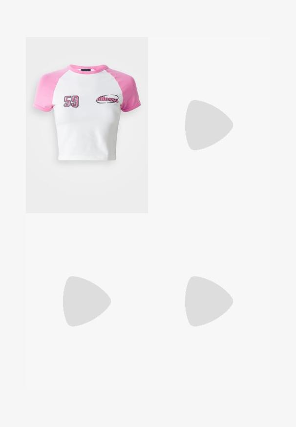 T-shirt coupé avec un corps blanc et des manches raglan roses. Présente un logo brodé "59" et "ellesse" en noir et rose contrastés.; Mini-jupe noire à volants avec taille élastique et petit logo blanc sur le côté droit, présentée sur un fond clair uni.; Personne portant des baskets Converse blanches montantes avec des semelles épaisses et un jean bleu court à ourlet effiloché, contre un mur en briques et un sol blanc.; Sac à main en cuir verni noir avec des poignées supérieures doubles, une bandoulière amovible, une forme arrondie et un logo "PUMA" en relief bien visible.