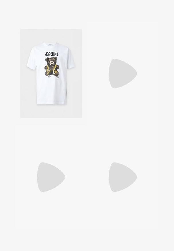 Weißes kurzärmeliges T-Shirt mit dem Text "MOSCHINO" über einem braunen Teddybär, der mit einem gelben Maßband umwickelt ist.; Schwarze Baumwollhosen mit geradem Bein, fünf Taschen, silbernen Akzenten und einer subtilen strukturierten Oberfläche.; Schwarze Leinensneaker mit weißen Nähten, einer abgerundeten Gummikappe und weißen Schnürsenkeln. Verfügt über ein strukturiertes Obermaterial aus Stoff und eine beigefarbene Sohle.; Schwarze kosmetische Tasche in rechteckiger Form, mit goldenem "MOSCHINO"-Logo, Reißverschluss und einer Seitenriemen für einfachen Transport.