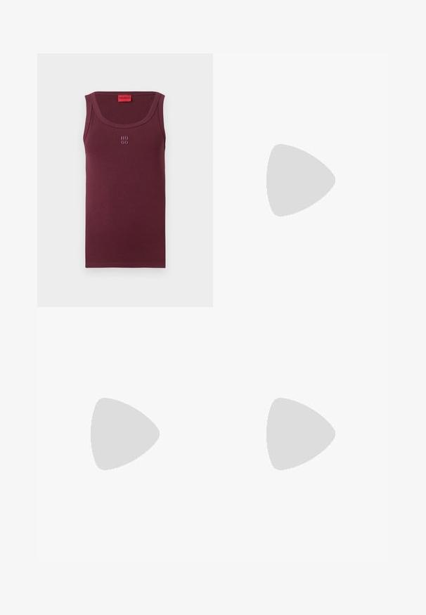 Bordeauxrotes Tanktop aus Baumwolle mit rundem Ausschnitt, ärmellosem Design und kleinem, besticktem "HUGO"-Logo auf der Vorderseite.; Dunkelblaue Jeans mit schmaler Passform, ausgestattet mit einem Fünf-Taschen-Design, Knopfverschluss und dezenten Nähdetails. Glatte Textur über die gesamte Fläche.; Schwarzer Leder-Pumps mit spitzer Kappe und schlankem Absatz, seitlich auf weißem Hintergrund gezeigt.; Schwarze Halbmond-Handtasche aus Leder mit einem einzelnen Schulterriemen und goldenem BOSS-Logo in der Mitte auf der Vorderseite.