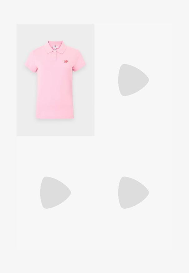 Hellrosa kurzärmliges Poloshirt mit zwei weißen Knöpfen und kleinen roten gestickten Initialen auf der linken Brust.; Gestreifter A-Linien-Rock in Marineblau und Weiß, aus strukturiertem Stoff. Verfügt über drei Perlenknöpfe an der Seite.; Schwarze Lederbootsschuhe mit rundem Zehenbereich, gestickten Details, kleinem Schleifenakzent und Gummisohle. Glatte Textur und schlankes Design.; Schwarze Handtasche aus strukturiertem Material, mit zwei oberen Griffen und einem abnehmbaren Schulterriemen, mit einem silbernen Logo-Element.