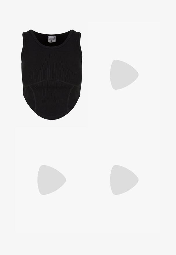 Sort ribbet ærmeløs crop top med rund halsudskæring og buet kant. Har tonede sømme og et lille indre label.; Sorte faux læder nederdel med en glat tekstur, der har et PUMA-logo på taljen og et lille logo på kanten.; Hvid højtop sneaker med lysegrå elefantprint accenter, mesh sidepaneler, synlig luftsålenhed og snørebånd på en ensfarvet baggrund.; Guldtonede hoops øreringe med en halvmåneform, poleret overflade og hængsel-lukning. Den glatte tekstur og den reflekterende finish forbedrer synligheden.